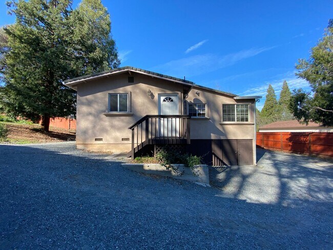 Building Photo - Beautifully updated 2br/1ba Home