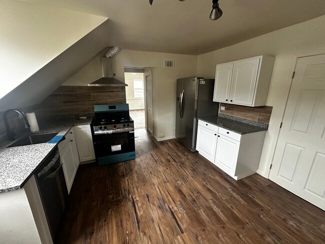 Eat-in Kitchen - 2638 W Lyndale St