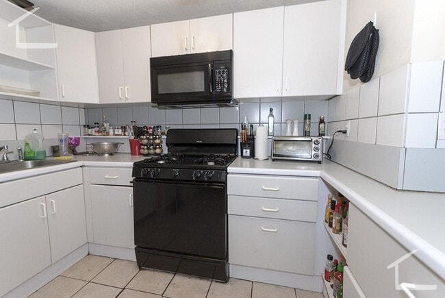 Building Photo - Five Bedrooms, three bath, townhouse