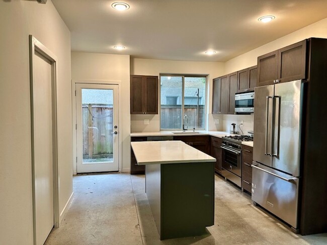 Foto del edificio - 3 Bedroom Queen Anne Townhouse w/rooftop deck