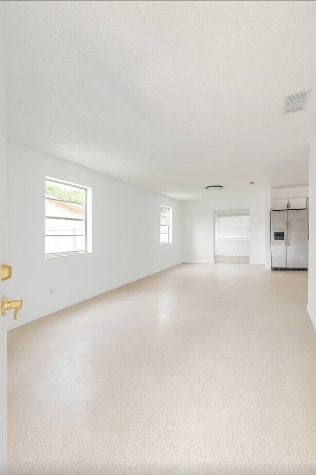 Building Photo - 141 W 31st St
