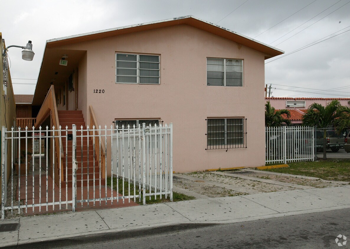 Primary Photo - 1220 Palm Ave
