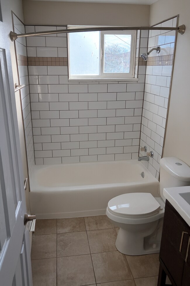 Building Photo - Spacious, Renovated 1-Bedroom - Convenient Location! Wadsworth Station West