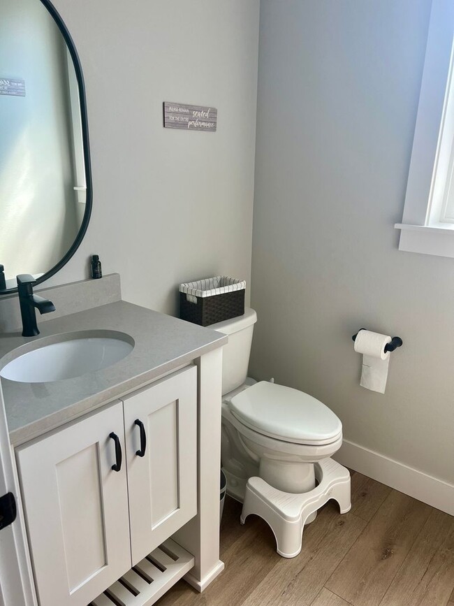 Building Photo - GORGEOUS CUSTOMIZED HOME - ALL THE DETAILS HERE!! 4bd/2.5ba + Bonus Rooms Excellent Location!!