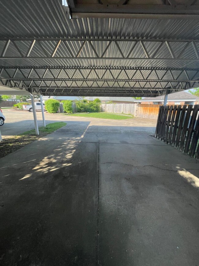 Building Photo - ** 3 Bed 2 Bath patio home located off Woo...