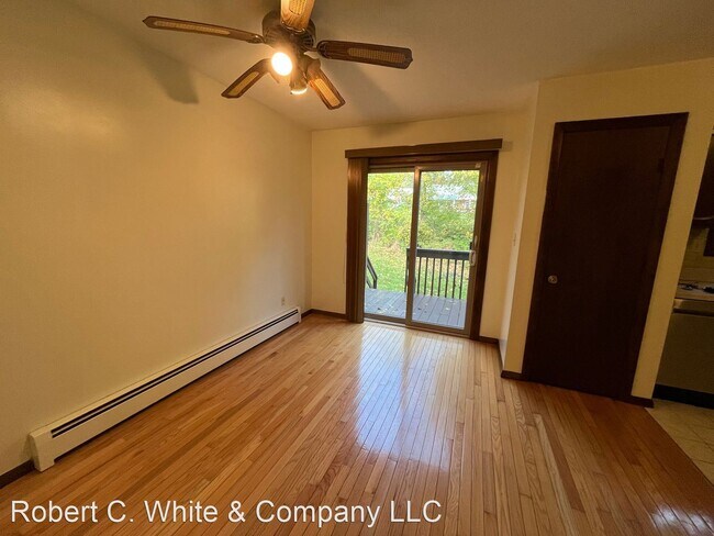 Building Photo - 2 br, 1.5 bath House - 6 Bamforth Road, UN...