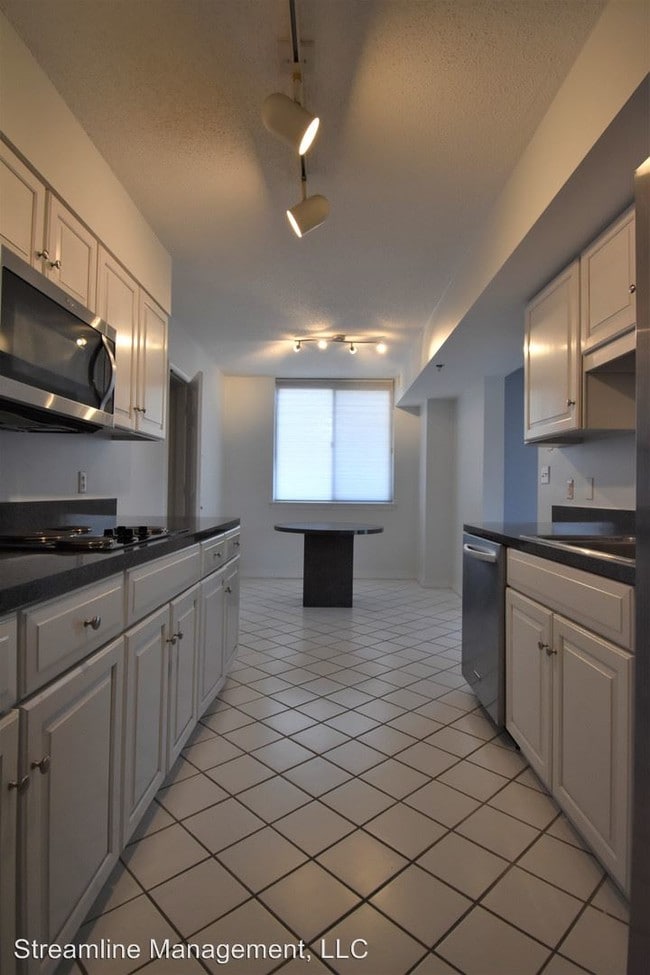 Building Photo - 2 br, 2.5 bath House - 5809 Nicholson Ln #711