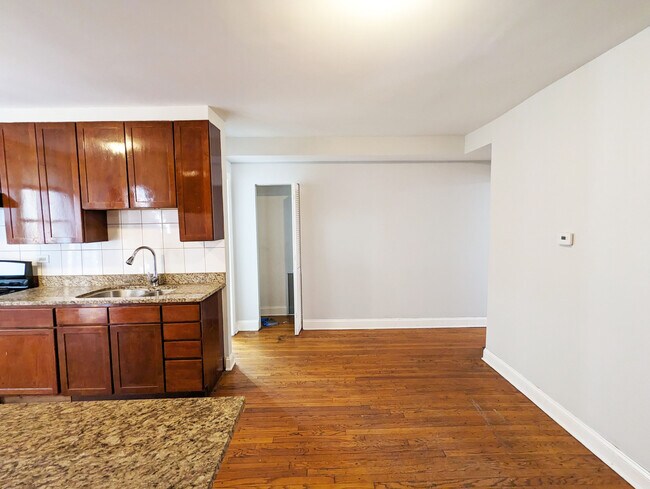 Foto del edificio - 5029 N Harding Ave