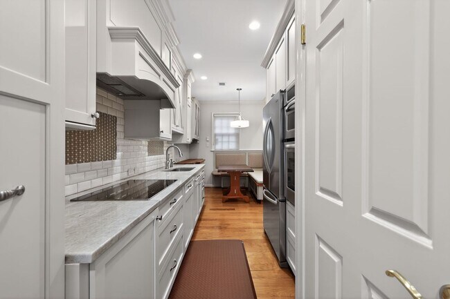 Foto del edificio - Old Town Alexandria Home | April Incentives Available