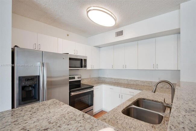 Building Photo - 1111 Brickell Bay Dr
