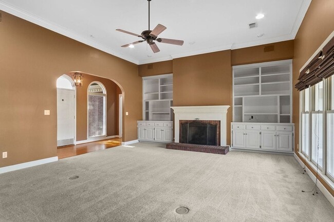 Building Photo - Beautiful 4 Bedroom 3.5 Bath Brick Home Av...