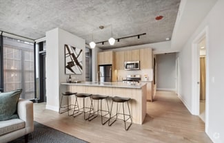 Building Photo - 1144 W Van Buren St