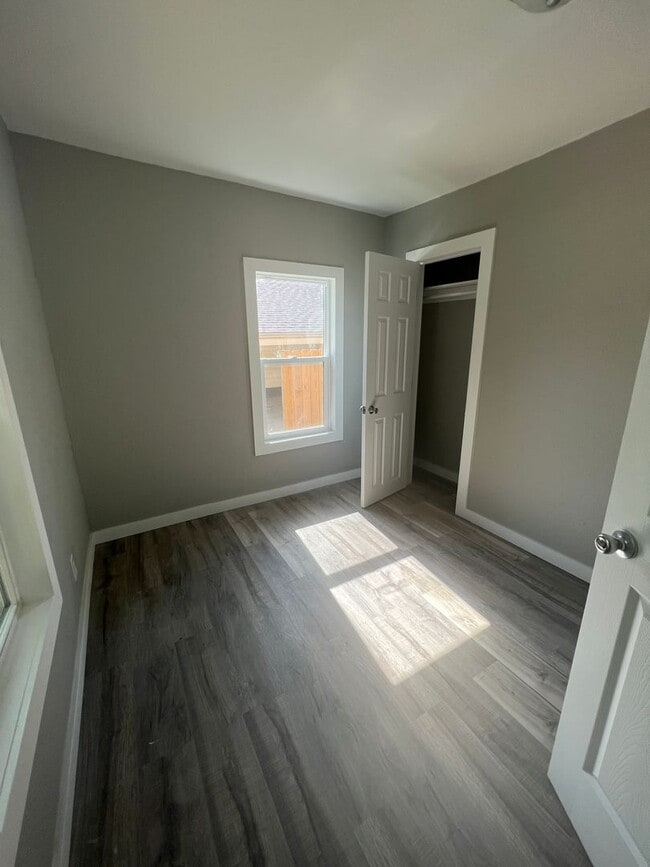 Building Photo - 1 bedroom/1 bathroom house