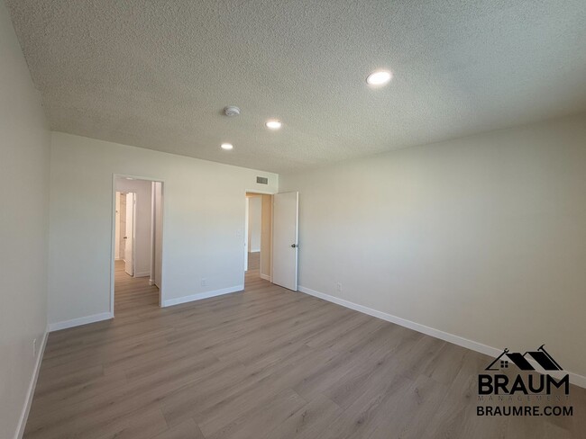 Building Photo - 6041 Whitsett Ave