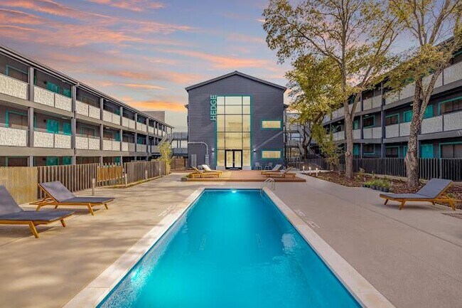 Foto del edificio - 8300 N Interstate Hwy 35