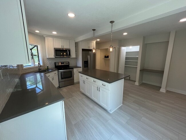 Building Photo - 2Bd/1Ba home in West Slope neighborhood ~ ...