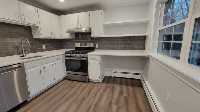 Foto del edificio - 70 Farrwood Ave