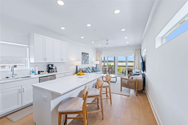Building Photo - 420 Marina Dr