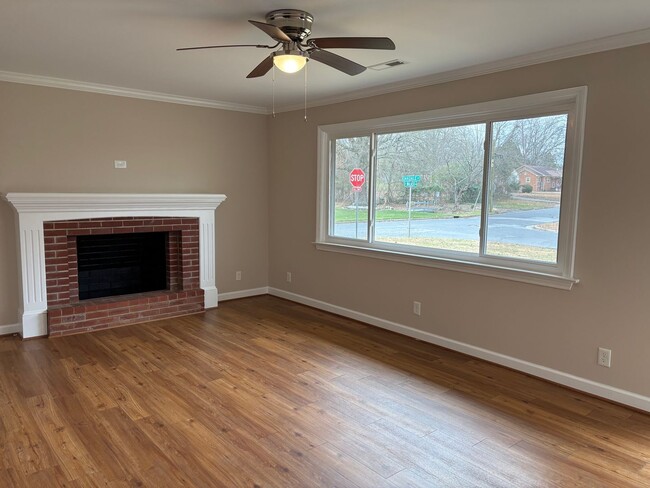 Foto del edificio - 4 bed, 2 bath brick home located in Asheboro