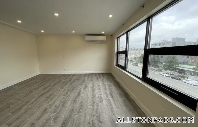 Building Photo - 1028a Commonwealth Ave