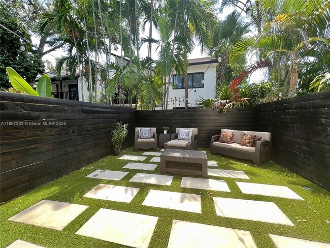 Foto del edificio - 3220 W Trade Ave