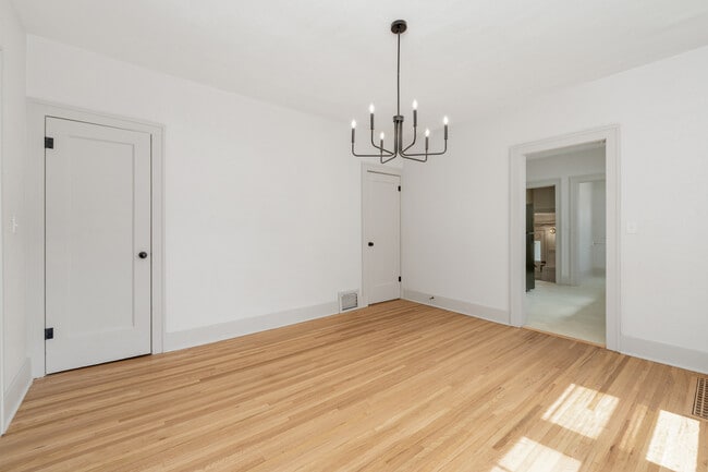 Building Photo - 156 S Estelle St