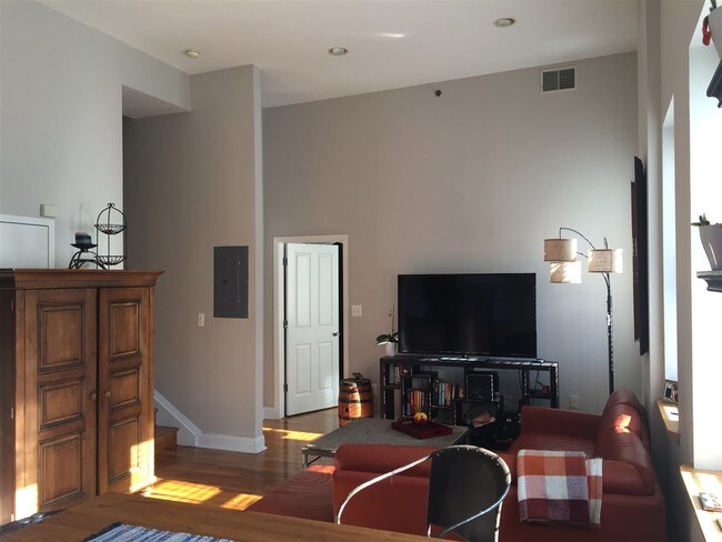 Building Photo - 353 Grove St