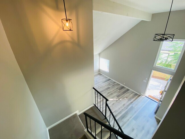 Building Photo - $1000 OFF 1ST MONTHS RENT! Amazing single ...