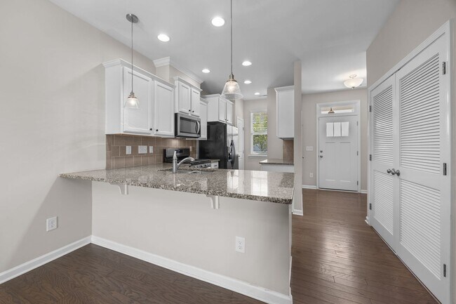 Foto del edificio - Gorgeous and Spacious 3 Bedroom Townhome, ...
