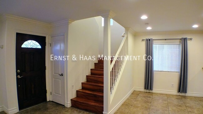 Foto del edificio - Beautiful 2 Story Townhome with 2 Car Garage!