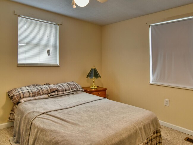 Dormitorio 12×10 - 1303 Chestnut St