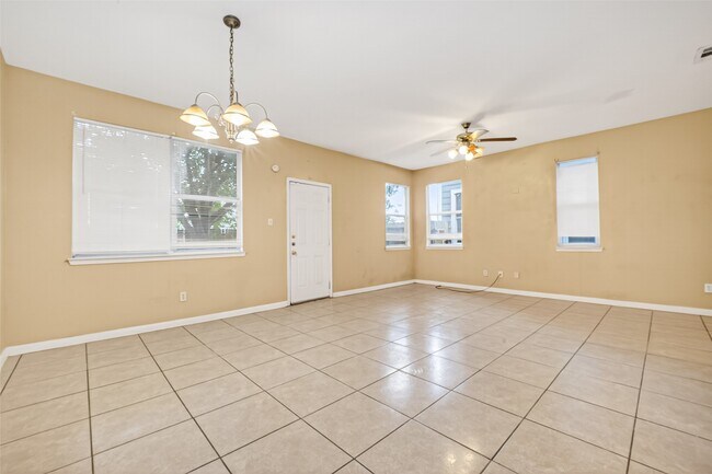 Foto del edificio - 15515 Waldron Cir