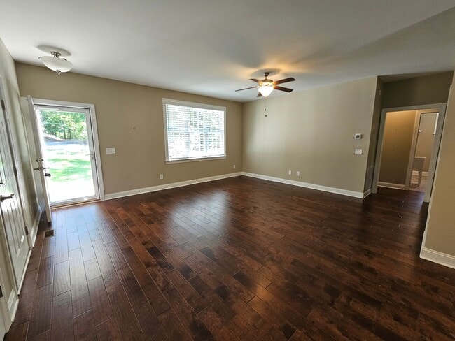 Building Photo - NEW LISTING!!!!!