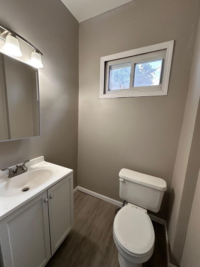Building Photo - 4bedrooms 2 full bathroom. The house is ve...