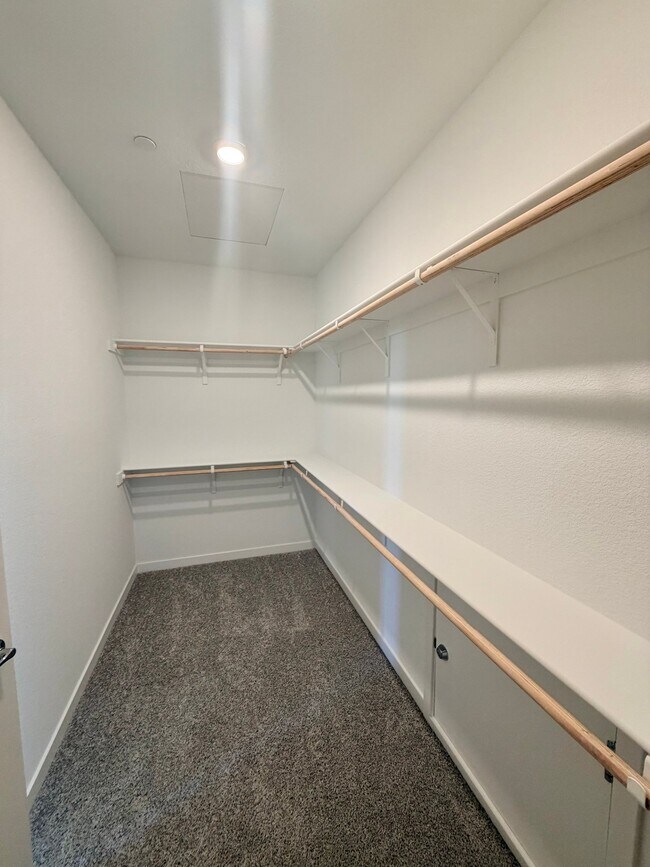 Building Photo - 5318 Lake Mary Dr