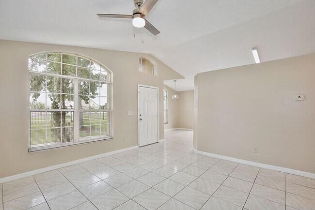 Foto del edificio - Charming 3/2 Spacious Home Located in the ...