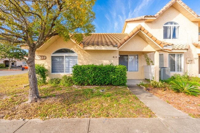 Building Photo - TOWNHOMES WEST, PORT ORANGE!