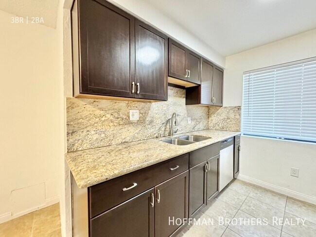 Foto del edificio - 9050 Tobias Ave