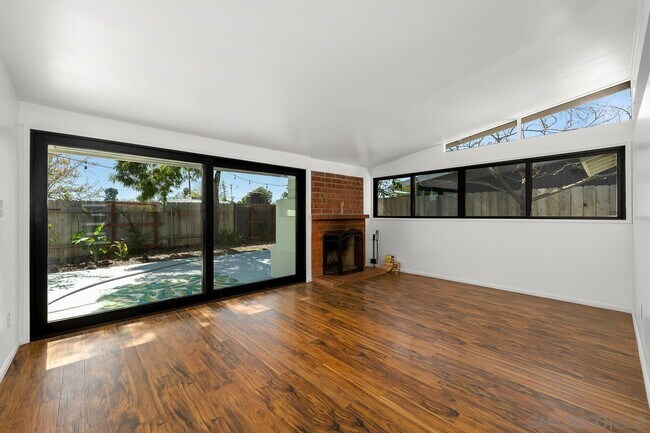 Foto del edificio - 6312 Amber Lake Ave