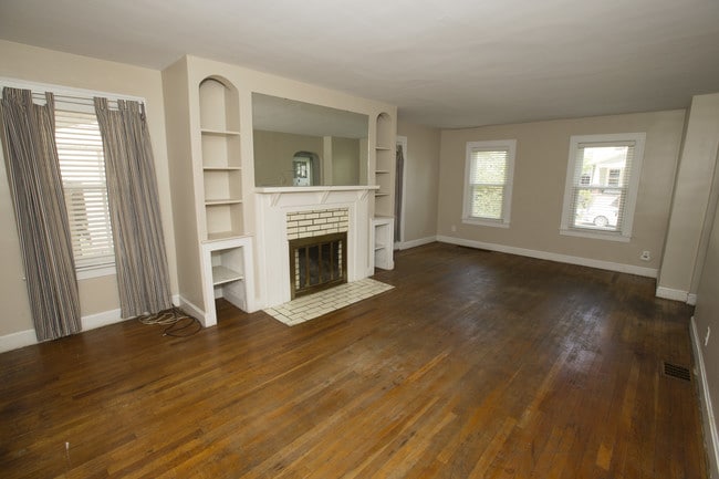 Main Floor Living Room - 33 Grosvenor St