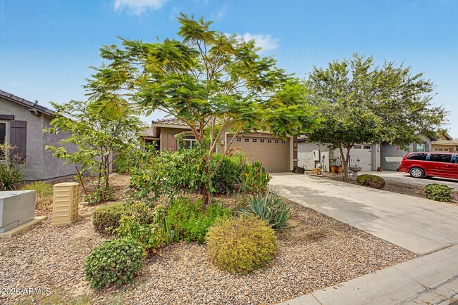 Building Photo - 327 W Tamarack Dr