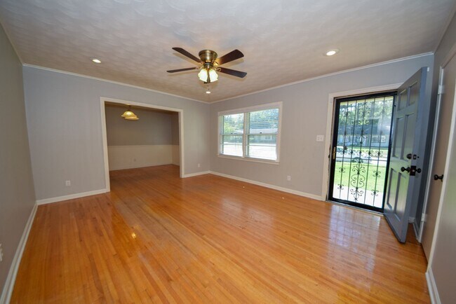 Foto del edificio - Cute and UPDATED 3 bed 2 bath home near GREAT SCHOOLS.