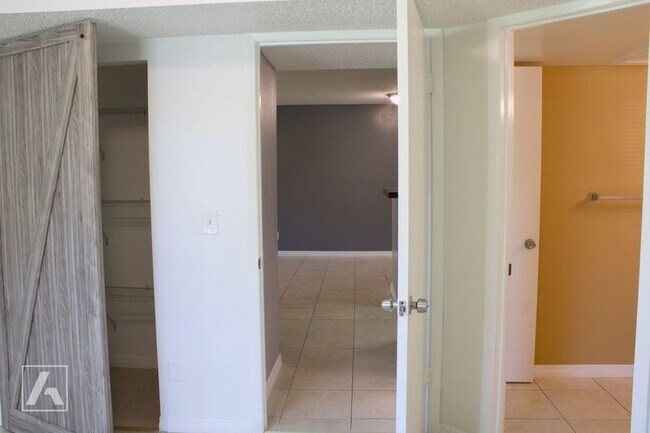 Foto del edificio - 345 Lakepointe Dr