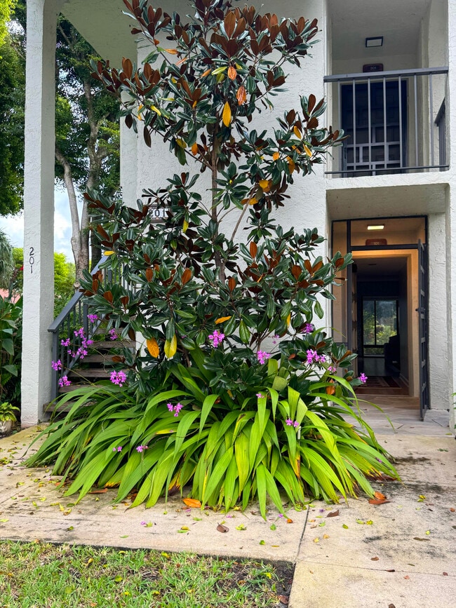 Foto del edificio - 5750 Fairway Park Ct