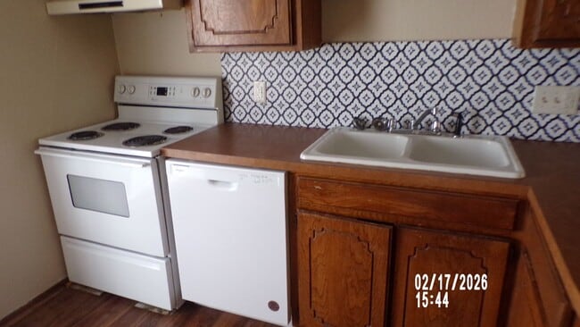 Building Photo - Lee West Estates, close to Hospital, shopping and restaurants