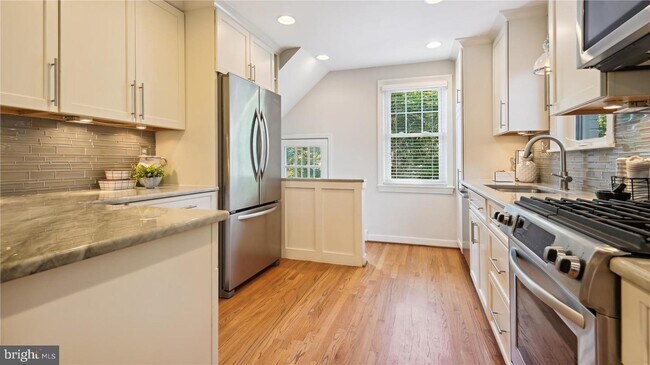 Building Photo - 960 Patrick Henry Dr