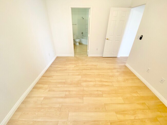 Foto del edificio - STUNNING 2 BEDROOM 2 FULL BATHROOMS 3RD FL...