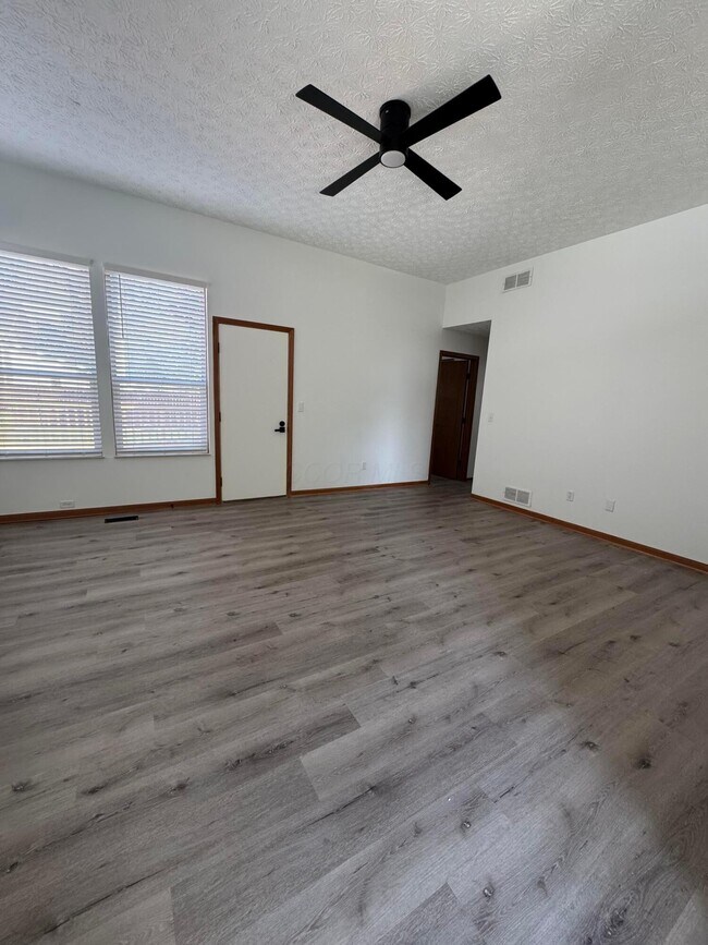 Building Photo - 8000 Leaview Dr