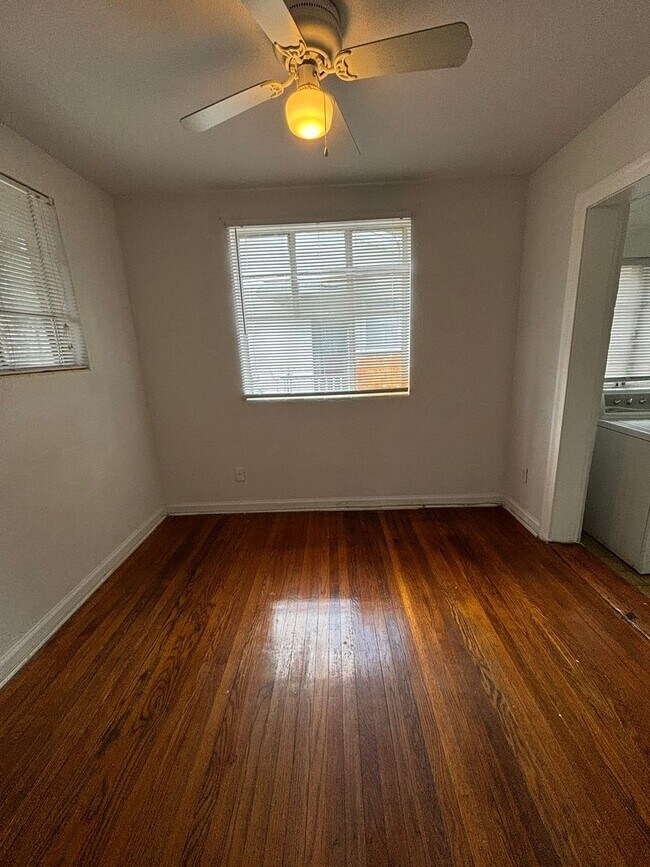 Foto del edificio - 4633 Sunderland Rd