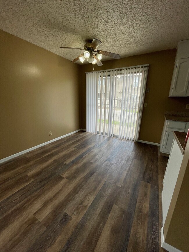 Foto del edificio - Modern 2 Bedroom, 1 bathroom downstairs ap...